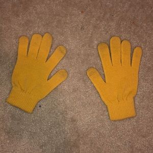 Yellow gloves (capable of using with smart phone)